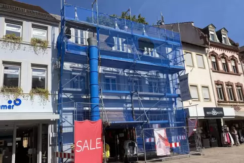 Nicht optimal für Kunden: Gerüst steht trotz Baustopps.