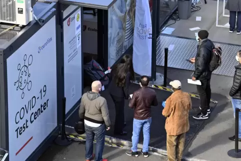 Bürger stehen Schlange vor einer Corona-Teststation am Brüsseler Flughafen.