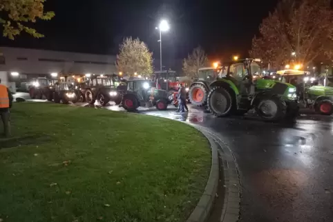 Landwirte in rund 50 Traktoren haben am Sonntagabend vor dem Aldi-Zentrallager in Grünstadt die Abfahrt der Lkw blockiert.