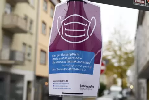 Plakate weisen in Ludwigshafen auf die Maskenpflicht hin. 