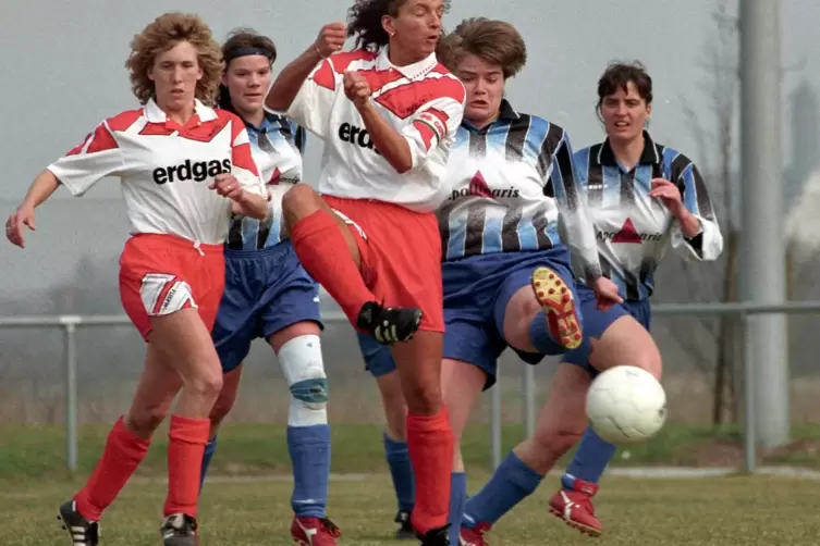 Das Niederkirchener Sturmduo: Patrizia Brocker (am Ball), links Heidi Mohr, beim 6:2 des TuS am 8. April 1996 gegen Bad Neuenahr