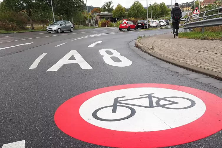 Vor der Auffahrt zum &Uuml;berflieger noch der Warnhinweis: Radfahrer sollen bitte nicht auf die A 8 auffahren. 