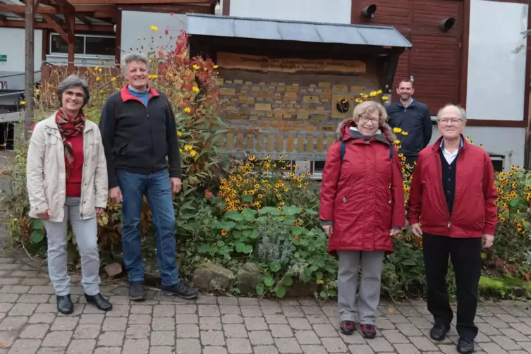Ingrid und Erich Gottwein (rechts) mit Richard und Maria Burgmaier-Danner sowie (hinten) Gesch&auml;ftsf&uuml;hrer Sven Mayer. 