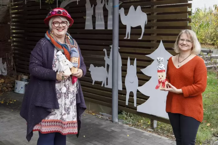 Bringen die Adventsfenster digital zu den Menschen im Stadtteil: Petra Janson-Peermann (links) und Martina Dowidat.