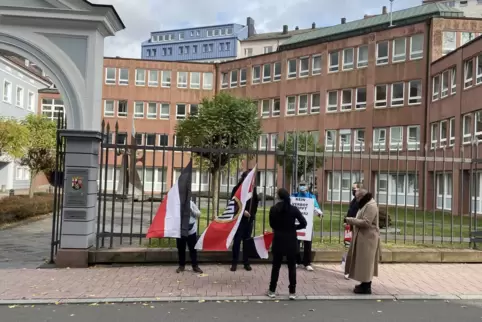 Vor dem Amtsgericht demonstrierte eine Handvoll Sympathisanten mit schwarz-weiß-roten Flaggen . Das Landes-Innenministerium hat 
