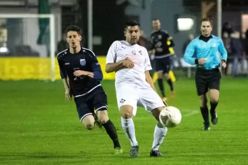 Arminias Sanel Catovic (weißes Trikot) sah noch vor der Pause wegen eines Gerangels mit Kevin Schwehm (links) die Rote Karte.