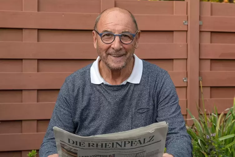 Der 73-jährige Bellheimer am Dienstag mit der RHEINPFALZ im heimischen Garten. 
