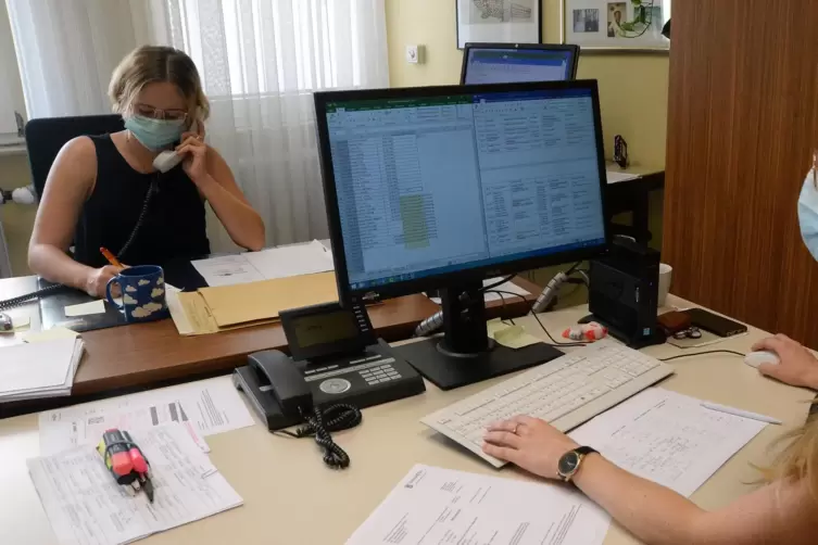 Acht Mitarbeiter des Gesundheitsamts in Neustadt verfolgen pausenlos Infektionsketten.