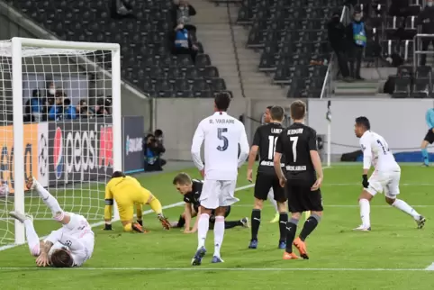 Schock in der Nachspielzeit: Casemiro (rechts) erzielt das 2:2 für Real Madrid. 