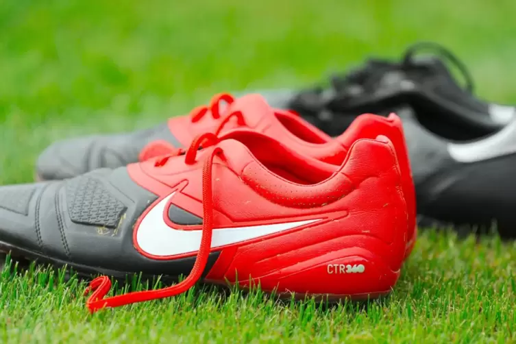 Zumindest für Spiele können Amateurfußballer vorerst ihre Schuhe nicht schnüren. Ab Donnerstag ist der Spielbetrieb ausgesetzt.