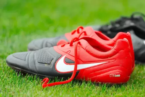 Die Fußballschuhe bleiben erst einmal liegen: Die Spiele im Amateurbereich bis zur Verbandsliga pausieren. 