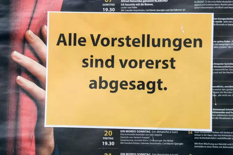 Schild an einem Theater in Berlin im März. Im November wird es wieder ähnliche Schilder geben. 