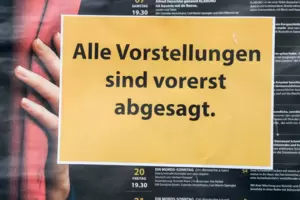Schild an einem Theater in Berlin im März. Im November wird es wieder ähnliche Schilder geben. 