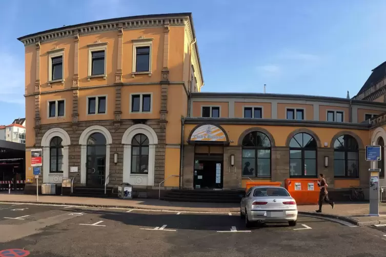 Der Platz vor dem Bahnhofsgeb&auml;ude wird umgestaltet.