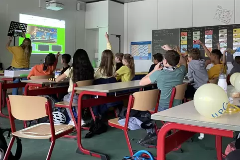 Klasse im Hans-Purrmann-Gymnasium: An der Schule gibt es einen Corona-Fall. Klasse im Hans-Purrmann-Gymnasium: An der Schule gibt es einen Corona-Fall.
