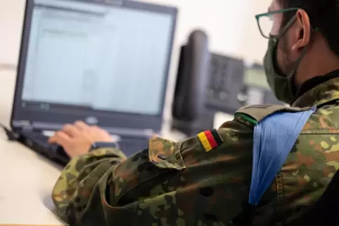 Bundeswehrsoldaten helfen auch in der Pfalz bei der Nachverfolgung der Kontakten von Infizierten.