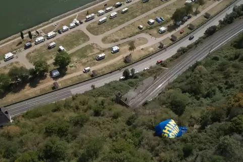 Absturz im Steilhang: der verunglückte Heißluftballon. 