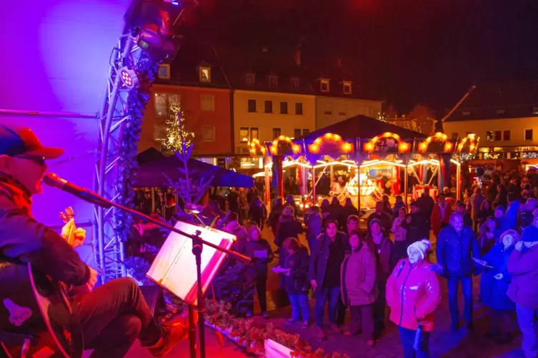 Wird vermisst werden: vorweihnachtliche Stimmung wie im vergangenen Jahr beim „Rudelsingen“ mit Pepe Pirmann vor der Alexandersk