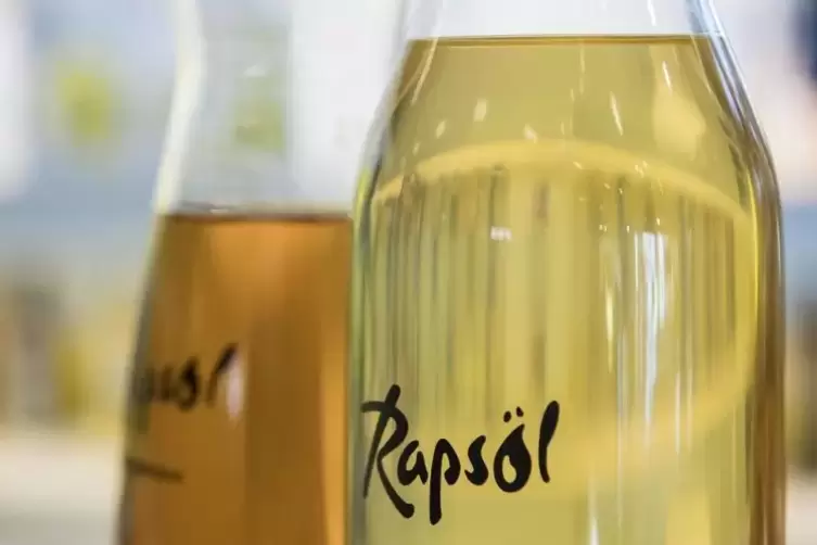 Rapsöl in einer Glasflasche