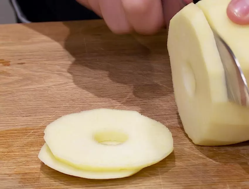 Äpfel in Scheiben schneiden.