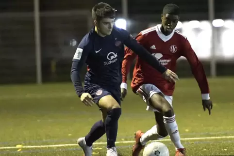 Martin Amoako vom LSC (rechts) bedrängt den Kaiserslauterer Matteo Karas, der den Treffer zum 5:1 erzielte. 