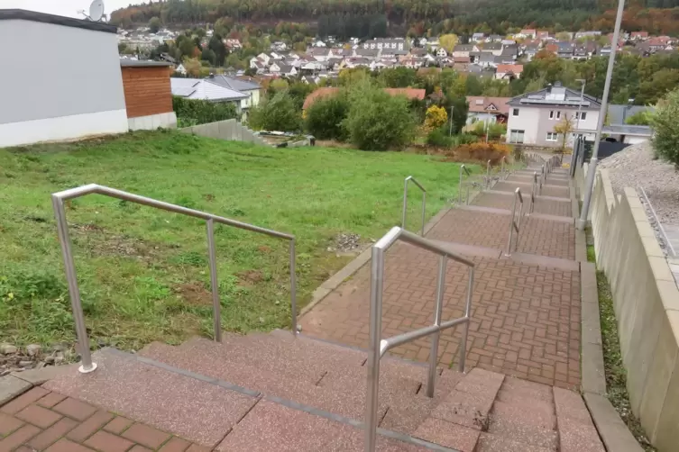 Verhältnismäßig klein und steil ist das für einen Spielplatz reservierte Grundstück im Neubaugebiet Hanauisches Eck.