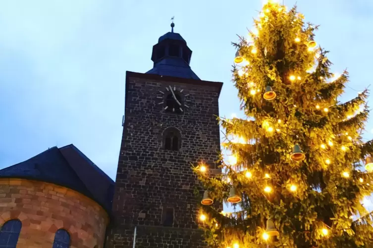 Die beleuchteten Weihnachtsbäume werden aber wieder in Annweiler aufgestellt. 