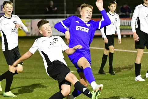 War im Spielrausch: die C-Jugend des FK Pirmasens mit Silas Rauch (in Blau, hier gegen Janne Schäfer) gegen die JSG Contwig/Batt