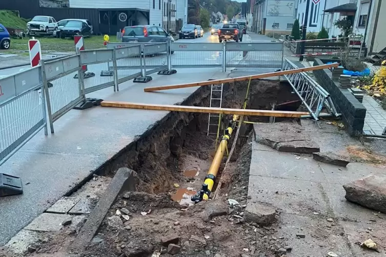 Am Morgen danach: Die Leitungen sind repariert, aber Stra&szlig;e und Gehweg m&uuml;ssen noch geflickt werden.