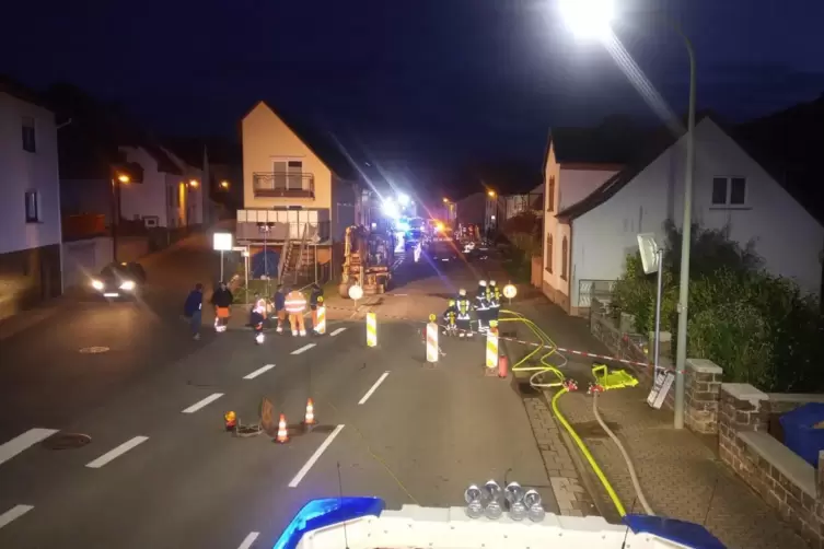 Die Anwohner im Gefahrenbereich mussten ihre H&auml;user verlassen. Erst nachdem klar war, dass sich kein Gas in den Wohnungen befind