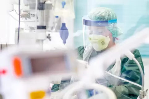 Derzeit werden sechs Patienten wegen Covid-19 in den Südpfalzkliniken behandelt. Einer der Patienten wird beatmet. 