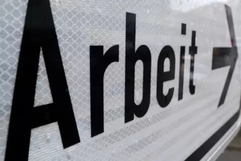 Gespannt wird der weitere Verlauf der Erwerbslosenzahlen beobachtet. Gespannt wird der weitere Verlauf der Erwerbslosenzahlen beobachtet.