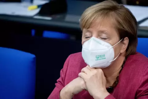 Hörte geduldig der Oppositionskritik zu: Kanzlerin Angela Merkel, die an ihrem Platz in der Regierungsbank eine Maske trug, auch