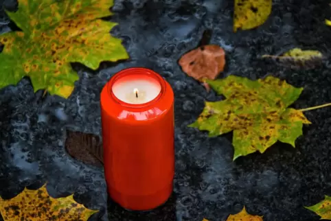 Eine Kerze für den Verstorbenen: Allerheiligen kann stattfinden. Trotz der Pandemie. Wenn auch anders als in anderen Jahren. 