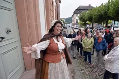  Barock-Führung mit „Kammerzofe Henrietta“ alias Monika Link durch die Blieskasteler Altstadt: Auch diese beliebte Freizeitveran