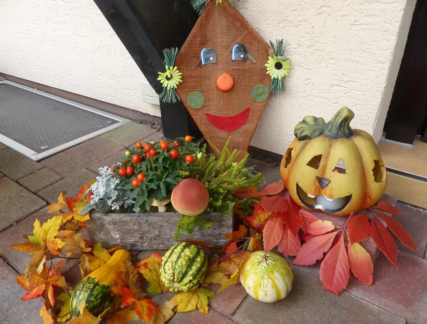 Herbstliches Halloween: Der Hauseingang der Klundts aus Eisenberg.
