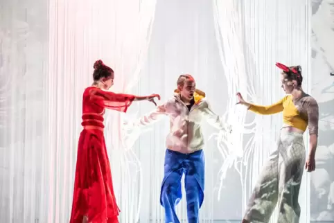 Die Tänzerin Maria Haro Martin als Eurydike, die Sängerin Merit Eiermann als Orpheus und die Schauspielerin als Amor (von links)