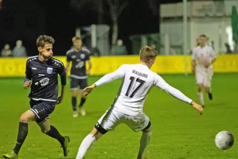Auch TuS Mechtersheim, hier Kevin Schwehm und Arminia Ludwigshafen mit Adrian Marburg haben vorerst keine Spiele mehr.
