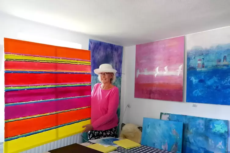 Leuchtende Farben, große Formate: Penny Koppe in ihrem Atelier in Erfenbach.