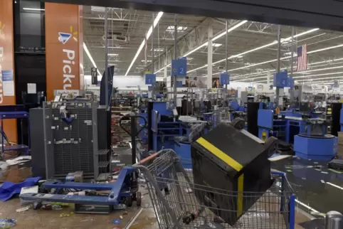 Diese Filiale der Supermarktkette Walmart in der Großstadt Philadelphia im US-Bundesstaat Pennsylvania wurde am Mittwoch geplünd