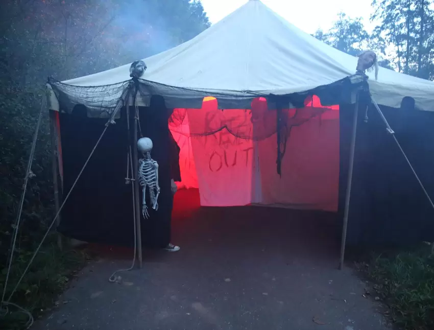 »Keep out!« Traust du dich ins erste Zelt? Noch kannst du umdrehen.