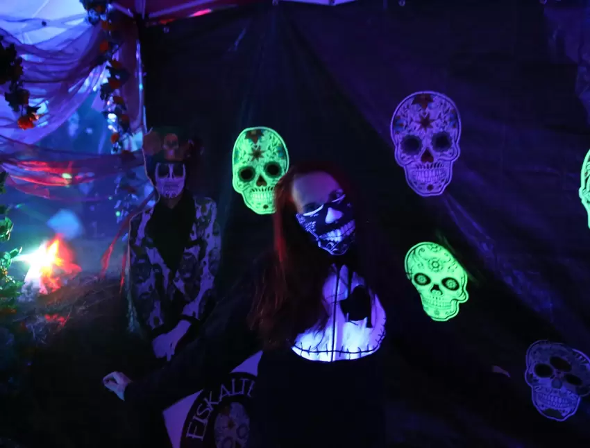 Im Totenkopfzelt wird es allerdings nicht viel freundlicher.