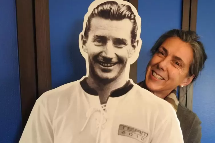 Ihr Arbeitszimmer in Niederkirchen ist gefüllt mit Erinnerungsstücken an Fritz Walter: Lorette Braun steht hier hinter einem Dek