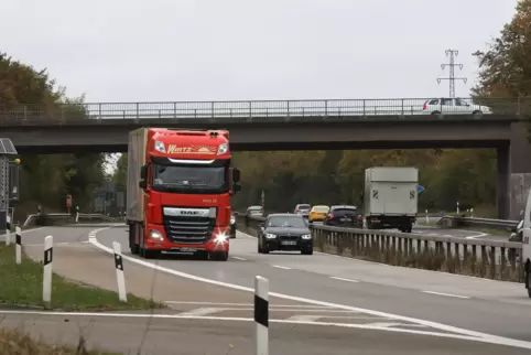 Nach dem Bericht der RHEINPFALZ über das Magnetfeld auf dieser Autobahnbrücke bei Insheim haben sich viele Südpfälzer gemeldet. 
