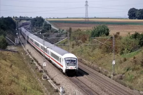 Intercity-Züge (Foto) fahren auf der Schnellstrecke mit Tempo 200, ICE mit Tempo 250. 