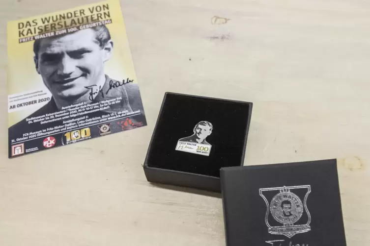 Einen Pin zum 100. Geburtstag von Fritz Walter ist im Online-Shop der Initiative Leidenschaft FCK erhältlich. 