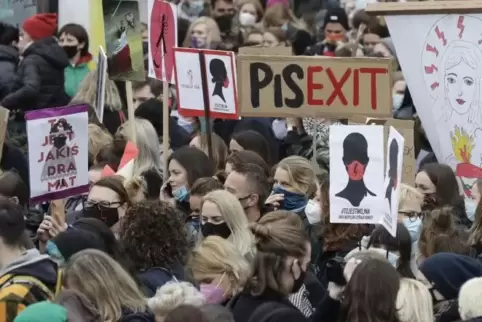 Demonstranten in Warschau: In mehreren polnischen Städten waren erneut Tausende Menschen gegen eine Verschärfung des Abtreibungs