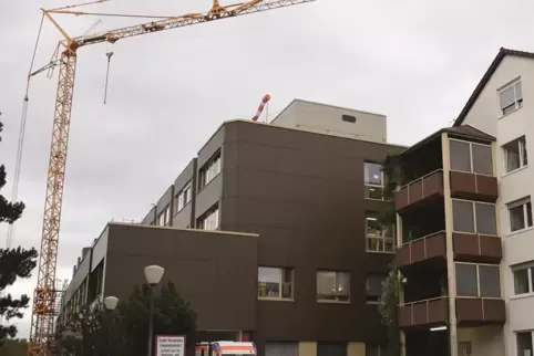 Heute: Kran für Umbau am Haus C. Heute: Kran für Umbau am Haus C.