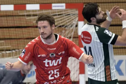 Spielte in der zweiten Halbzeit groß auf: Dominik Mappes. Im Hintergrund hadert der ehemalige Friesenheimer Evgeni Pevnov. 