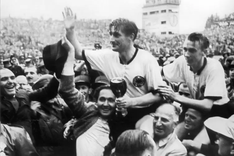 Fritz Walter und Horst Eckel (rechts) werden am 4. Juli 1954 nach dem Triumph im Fußball-WM-Finale im Berner Wankdorfstadion (3: